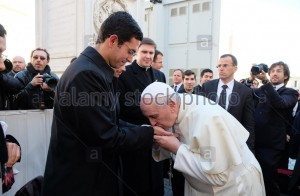 حقيقة إنحناء بابا الفاتيكان وتقبيل يد أحد أقطاب عائلة روكفلر .
