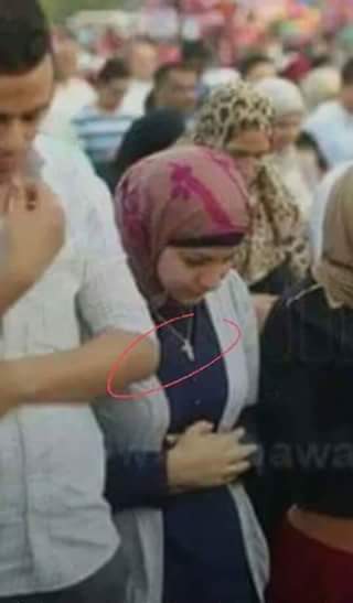 حقيقة بنت ترتدي صليب في صلاة العيد