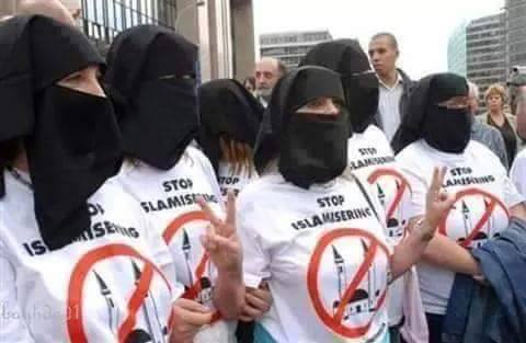 حقيقة إرتداء نساء فرنسا للنقاب وتيشيرت مكتوب عليه إغلقوا المساجد .