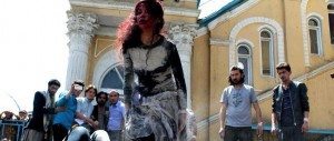 حقيقية فيديو ” الأفغان الجدد قتلوها لأنها ترتدي الحجاب والنقاب ، فيديو سحل وقتل طالبة أفغانية ” .