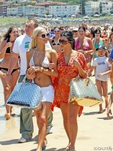 Paris-Hilton-Kim-Kardashian-Louis-Vuitton-Bags-Bondi-Beach-Sydney-Australia-12282006-02-675x900