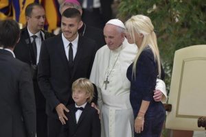 حقيقة صورة تحرش البابا بفتاة أرجنتينية