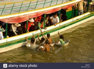 cambodia-tonle-sap-lake-kids-begging-from-tourists-in-a-sightseeing-