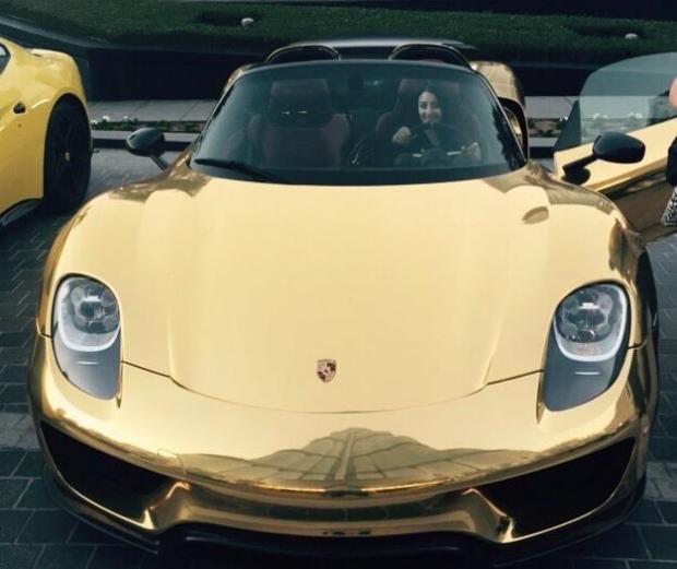 حقيقة اهداء الإمارات سيارة مطلية بالذهب لصافيناز