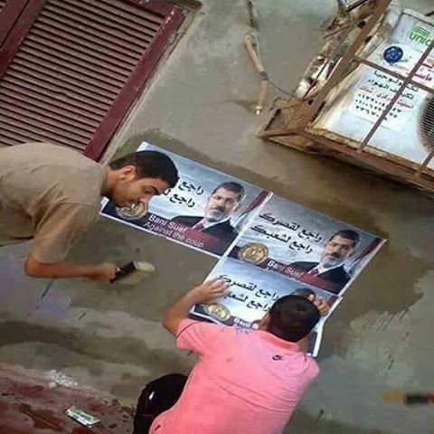 حقيقة لصق صور لمرسي تمهيداً لـ 11/11
