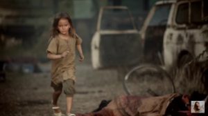 حقيقة صورة طفلة تهرب من الموت بين الموتى في حلب