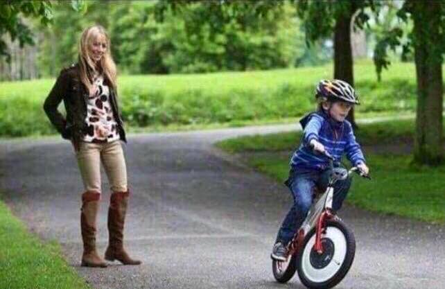 حقيقة صورة رئيس فرنسا على الدراجة مع زوجته