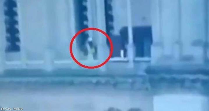 حقيقة رصد شخص بملابس عربية فوق سطح كنيسة نوتردام أثناء حرقها
