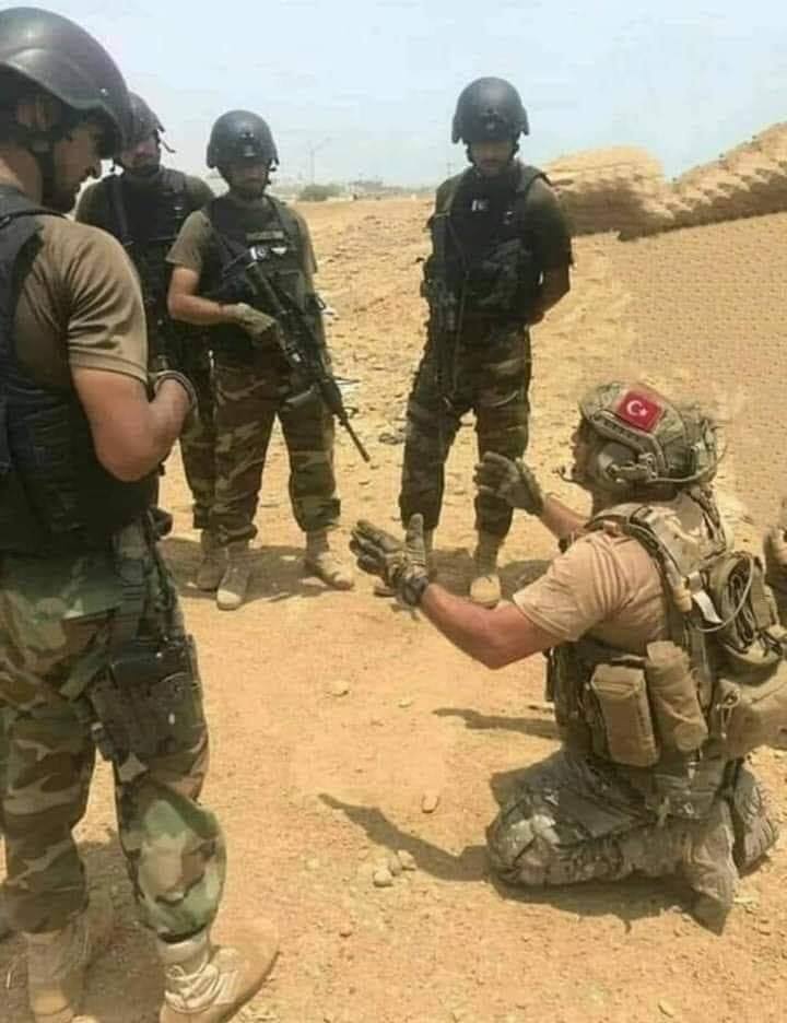 حقيقة صورة جندي تركي يركع أمام جندي سوري