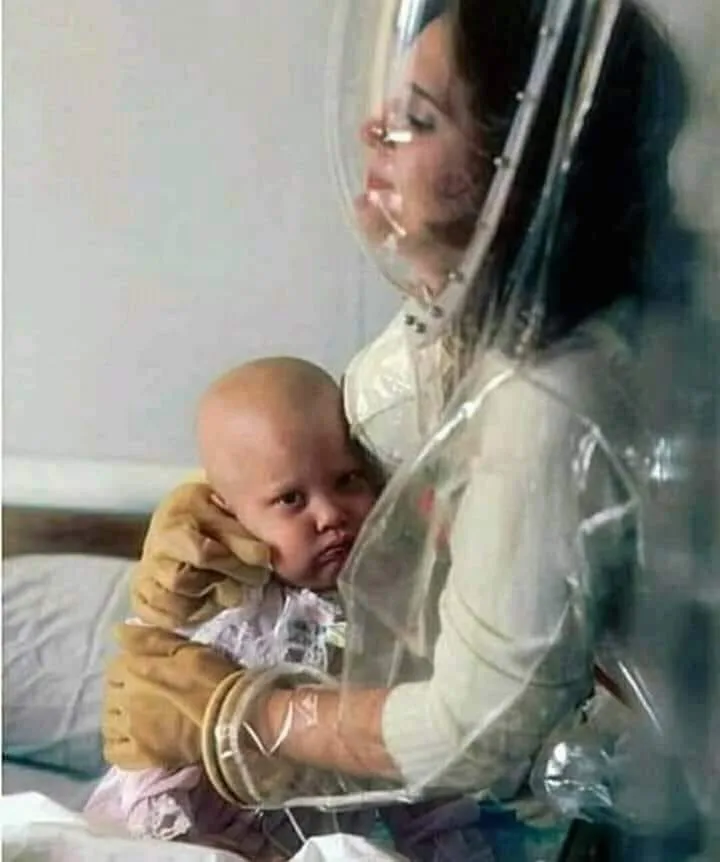 حقيقة صورة أم في العزل مع ابنها في أيطاليا حقيقة صورة أم في العزل مع ابنها في أيطاليا
