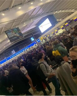 حقيقية تكدس المواطنين الأنجليز في المطارات البريطانية هربا من السلاله الجديدة من فيروس كورونا