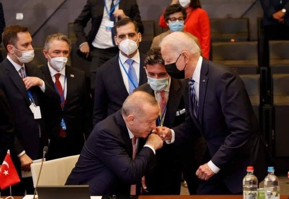 حقيقة تقبيل أردوغان ليد بايدن
