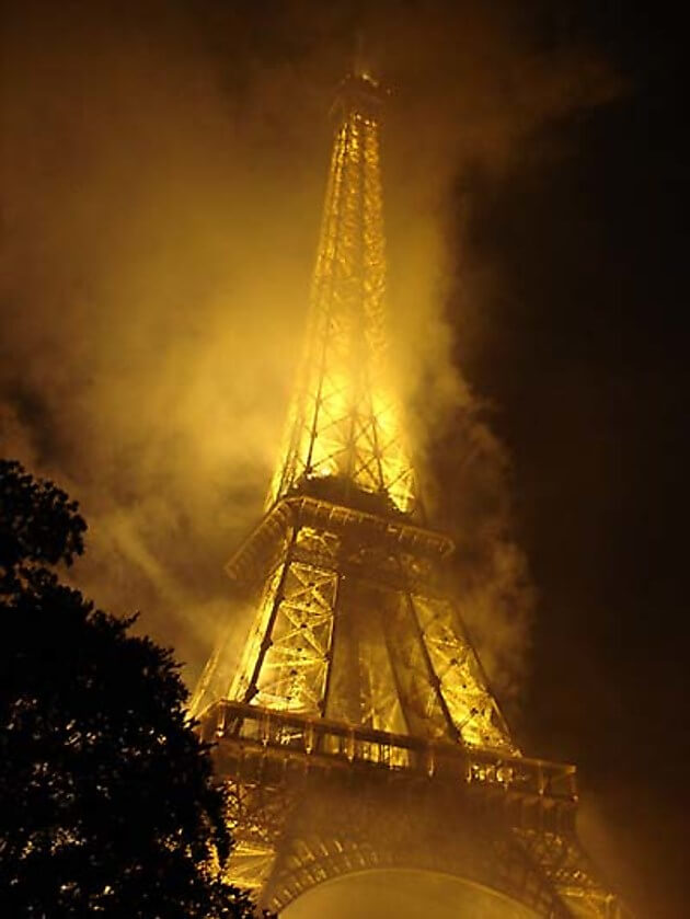 حقيقة صور حريق برج إيفل بسبب أعمال الشغب الحالية